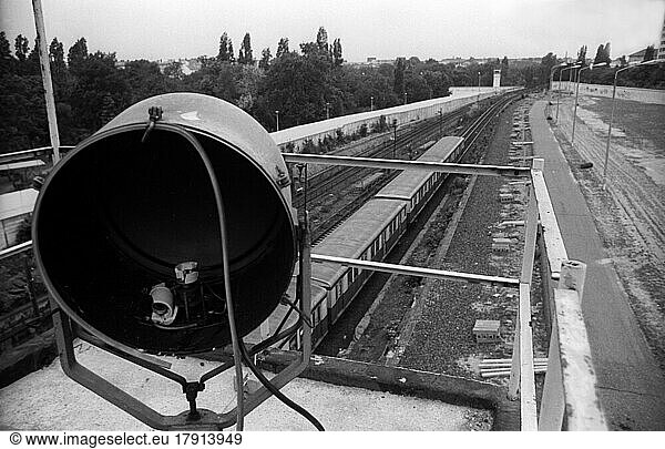 GDR  Berlin  07. 06. 1990  border guards at Nordbahnhof  spotlights  view from a watchtower to Liesenbrücke  watchtower  S-Bahn  between the walls  © Rolf Zoellner