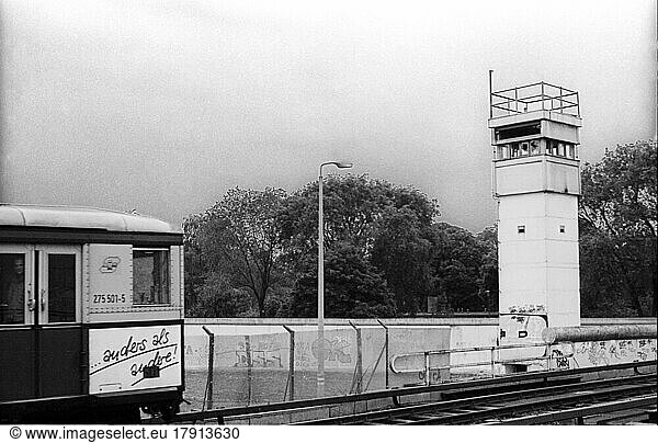 GDR  Berlin  07. 06. 1990  border guards at the Liesenbrücke  watchtower  S-Bahn  coming from Wedding  between the walls  © Rolf Zoellner