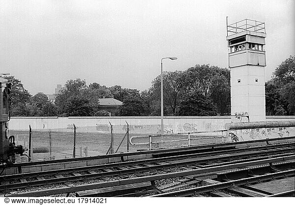 GDR  Berlin  07. 06. 1990  border guards at the Liesenbrücke  watchtower with S-Bahn  coming from Wedding  between the walls  © Rolf Zoellner