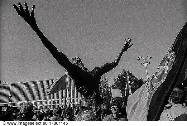 GDR  Berlin  01. 05. 1990  1. May 1990  at the Lustgarten  work of art  outstretched arms