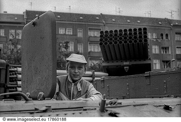 GDR  Berlin  18. 06. 1987  ND (Neues Deutschland) Press festival  in Volkspark Friedrichshain  NVA military show  tanks  child