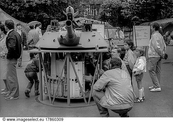 GDR  Berlin  18. 06. 1987  ND (Neues Deutschland) Press festival  in Volkspark Friedrichshain  NVA military show  tanks  children