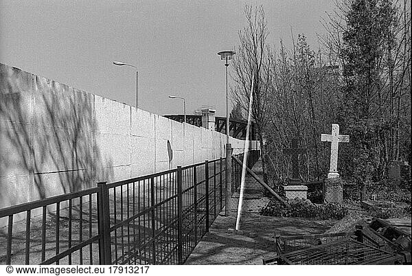 GDR  Berlin  05. 04. 1990  Wall and watchtower at the Berlin cemetery (Dorotheenstadt cemetery II)  cross  © Rolf Zoellner