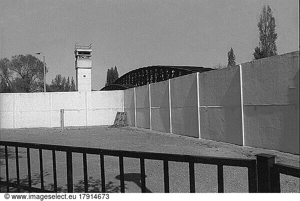 GDR  Berlin  05. 04. 1990  Wall and watchtower at the Berlin cemetery (Dorotheenstadt cemetery II)  in the background the Liesenbrücke  © Rolf Zoellner