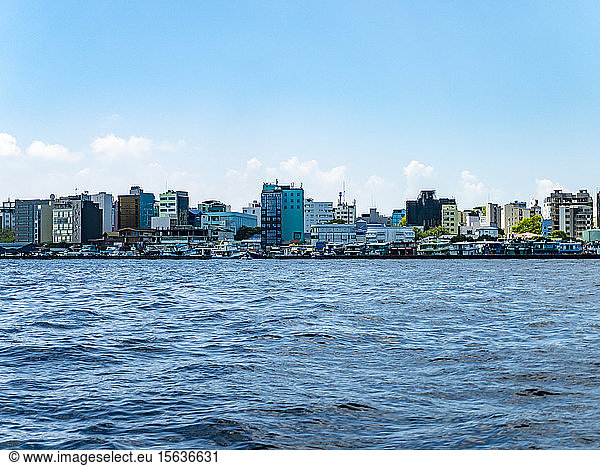 GebÃ?ude des Nord-MalÃ©-Atolls vor blauem Himmel  Malediven