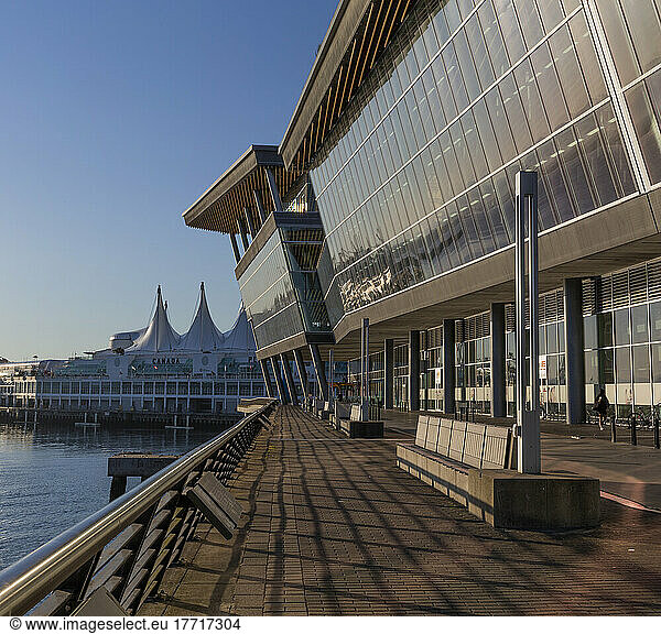 Gebäude entlang des Hafenviertels von Vancouver  BC  Kanada; Vancouver  British Columbia  Kanada