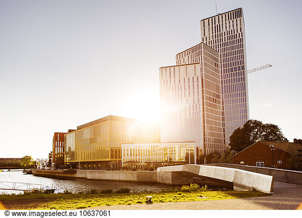Gebäude fließen Sonnenlicht modern