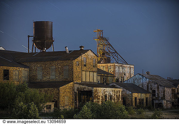 Gebäude gegen den blauen Himmel bei Missouri Mines State Historic Site