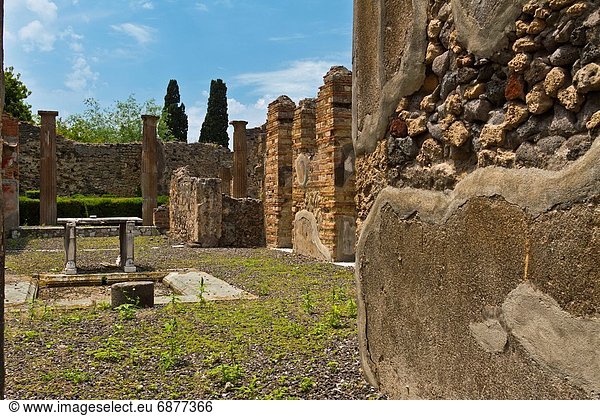 Gebäude Ruine graben gräbt grabend Italien