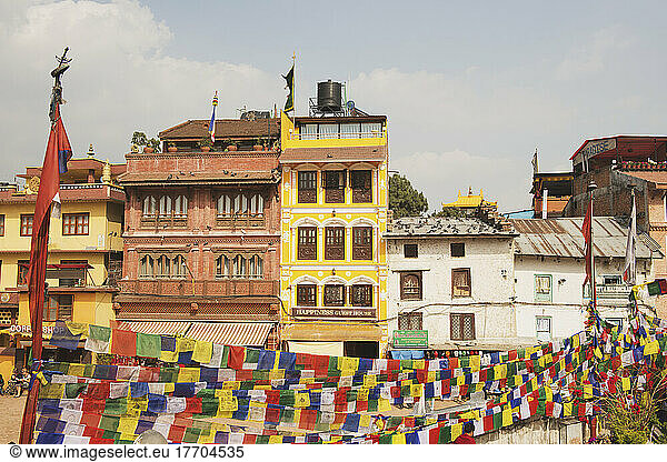 Gebäude und Gebetsfahnen auf dem Hauptplatz; Boudhanath  Nepal