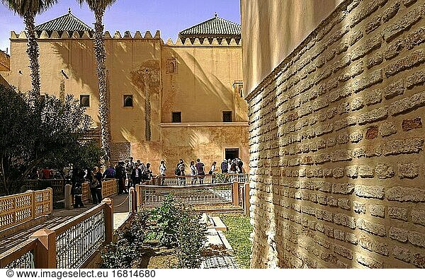 Gebäude und Grabsteine in Historic? Königlichen? Nekropole  Besucher  Marrakesch  Marokko .
