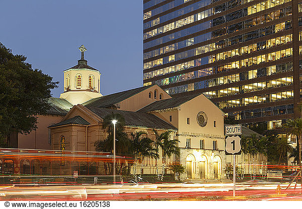 Gebäude und Kirche am Biscayne Boulevard in der Innenstadt von Miami  Florida  USA
