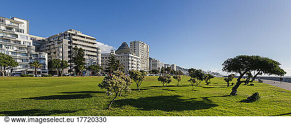 Gebäude und Parkanlagen entlang der Sea Point Promenade in Kapstadt; Sea Point  Kapstadt  Südafrika