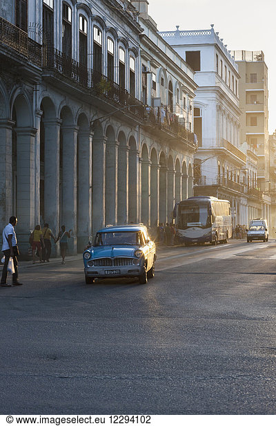 Gebäude und Straßenszene  Havanna  Kuba