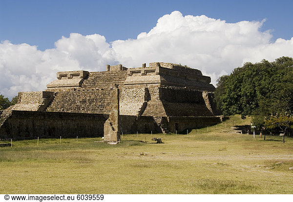 Gebäude v die alten Zapoteken Stadt von Monte Alban UNESCO-Weltkulturerbe in der Nähe von Oaxaca City Oaxaca Mexiko Nordamerika