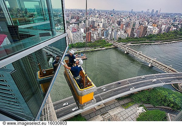 Gebäudewartungsarbeiter  Asahi Beer Tower  Sumidagawa-Fluss  Asakusa  Tokio  Japan