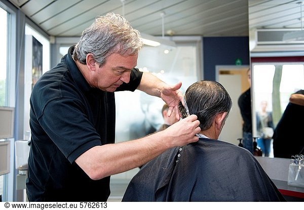 geben  Kunde  Frisur  Frisuren  Schnitt  Schnitte  Haarschnitt  Haarschnitte  Friseur