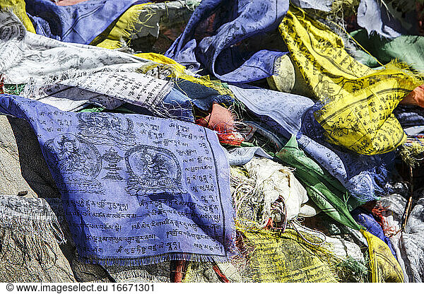 Gebetsfahnen entlang des Weges zum Mount Everest Base Camp in Nepal.
