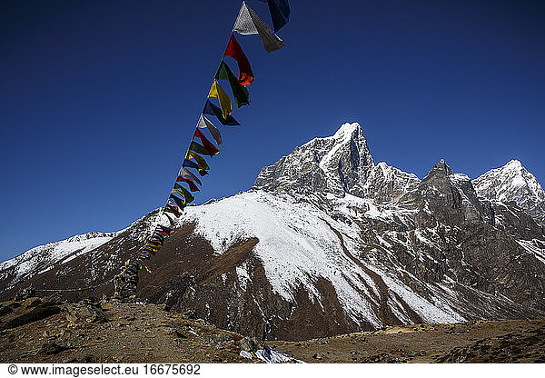 Gebetsfahnen entlang des Weges zum Mount Everest Base Camp  Nepal.