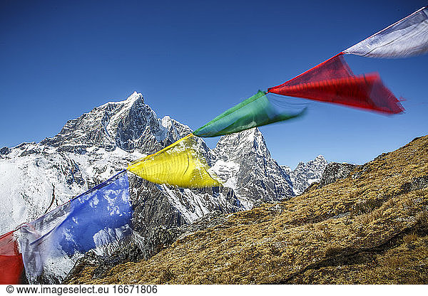 Gebetsfahnen im Wind auf dem Weg zum Everest Base Camp  Nepal.