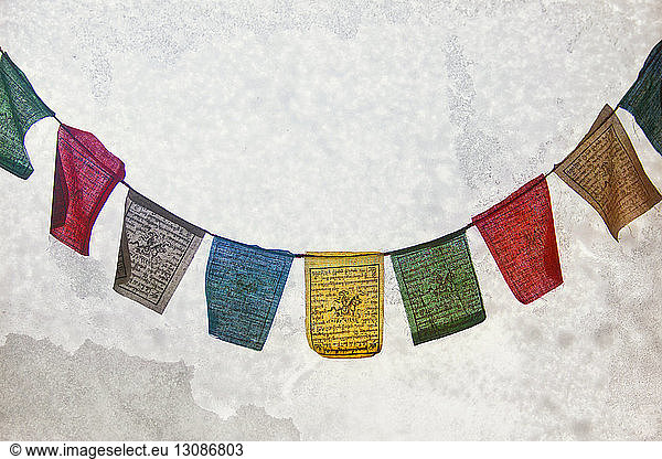 Gebetsflaggen an gefrorenem Fenster