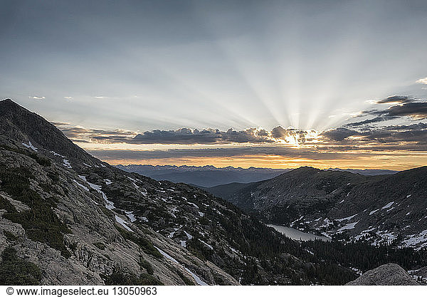 Gebirge bei Holy Cross Wildnis gegen den Himmel bei Sonnenuntergang