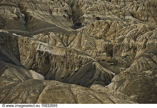 Gebirgskette in einem Kaschmir-Tal