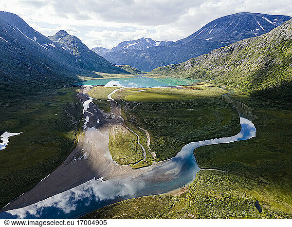 Gebirgskette mit Fluss bei Knutshoe  Norwegen
