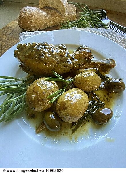 Gebratenes Hähnchen  mit Kartoffeln  Oliven und Meerfenchel.
