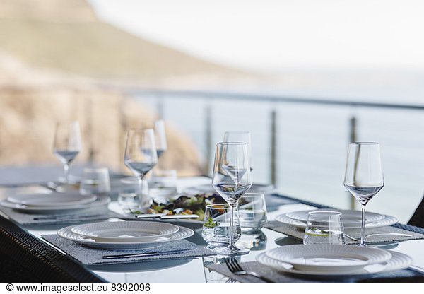 Gedeckter Tisch auf luxuriöser Terrasse