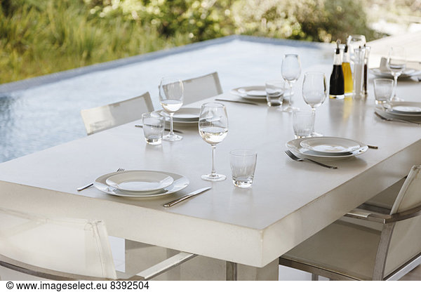 Gedeckter Tisch auf moderner Terrasse