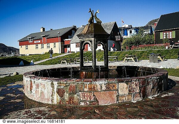 Gedenkbrunnen (Mindebr?nden)  1932. Der erste Brunnen in Grönland und der einzige  der auf einem Stadtplatz steht. Qaqortoq  Grönland.