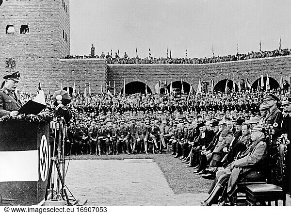 Gedenkfeier zur Tannenberg Schlacht mit Adolf Hitler und Paul von Hindenburg rechts   Tannenberg Denkmal  historische Aufnahme  1933  Hohenstein  Deutschland  heute Polen  Europa