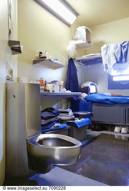 Gefängniszelle  Zelle  Bett  Personal  Pissoir