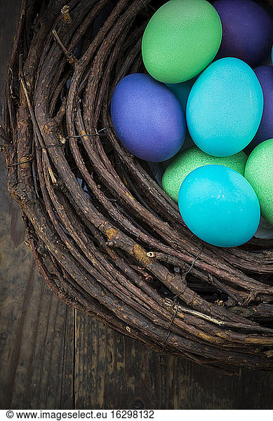 Gefärbte Ester-Eier im Nest