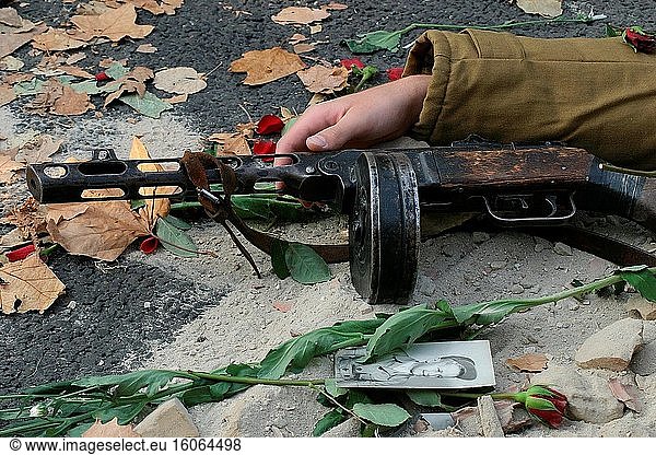 Gefallener Soldat mit Trommelmaschinengewehr.