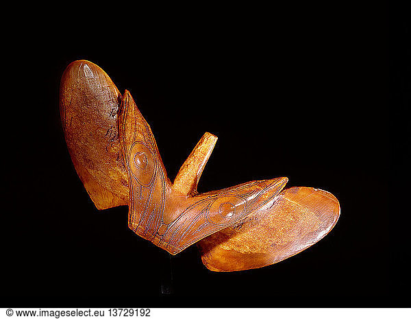 Geflügeltes Objekt (Vogelform)  das vermutlich als Stabilisator für Speerschäfte diente  USA. Eskimo. Alte Beringmeer-Kultur. St.-Lorenz-Insel  um 200 n. Chr.