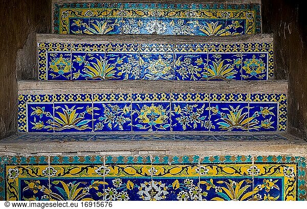 Geflieste Treppe im großen Safawidenpalast Ali Qapu am Naqsh e Jahan-Platz in Isfahan  der Hauptstadt der Provinz Isfahan im Iran.