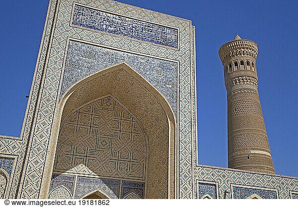 Gefliestes Iwan Portal und Minarett der Kalyan Moschee  Teil des Po i Kalyan Komplexes in Buchara  Usbekistan  Asien