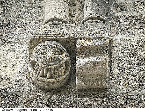 Geformtes Gesicht mit scharfen Zähnen  Heiligtum Unserer Lieben Frau von Est?baliz  Alava  Baskenland  Spanien.