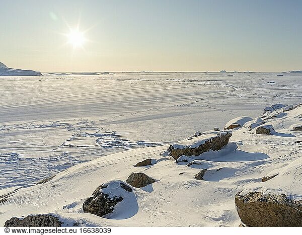 Gefrorene Melville Bay  Teil der Baffin Bay  in der Nähe von Kullorsuaq im äußersten Norden Westgrönlands.