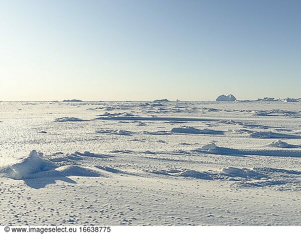 Gefrorene Melville Bay  Teil der Baffin Bay  in der Nähe von Kullorsuaq im äußersten Norden Westgrönlands.