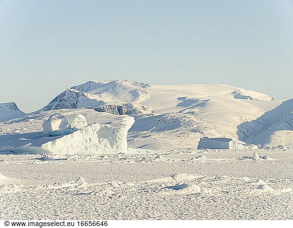 Gefrorene Melville Bay  Teil der Baffin Bay  in der Nähe von Kullorsuaq im äußersten Norden Westgrönlands.