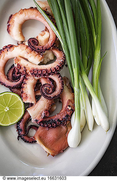Gegrillter Oktopus mit Frühlingszwiebeln und Limette