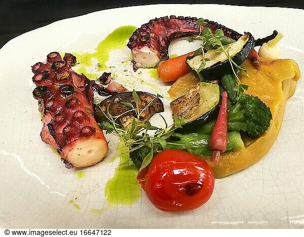 Gegrillter Oktopus mit Gemüse.