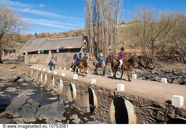 gehen über fahren Tourist Brücke Lodge Landhaus Afrika Lesotho mitfahren