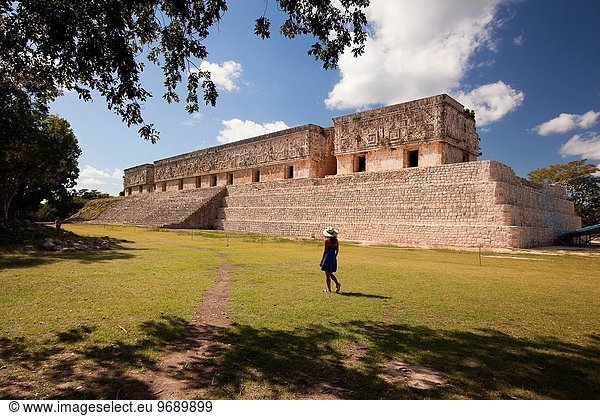 gehen Tourist Palast Schloß Schlösser Mexiko Mittelamerika Archäologie Maya Uxmal