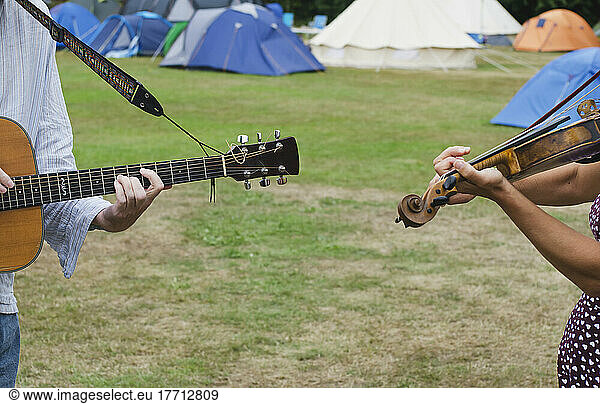 Geige und Akustikgitarre auf dem Gesundheitsfestival; Reading  Berkshire  England