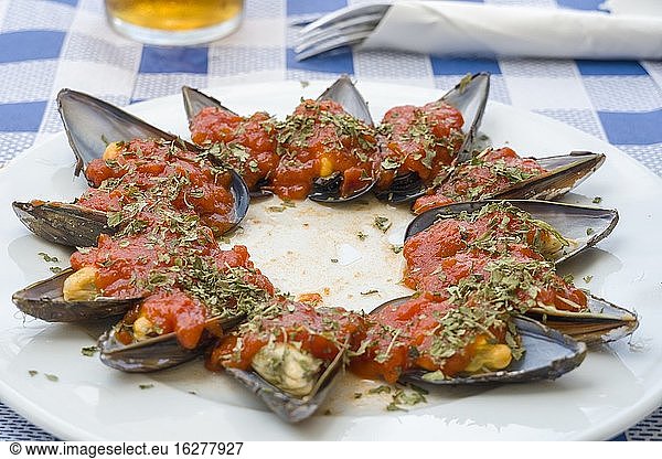 Gekochte Muscheln. Gedämpfte Muscheln mit scharf gewürzter Sauce. Leckeres spanisches Meeresfrüchte-Rezept.