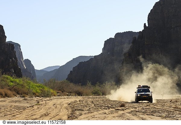 Geländefahrzeug im Ugab Trockenflussbett  Damaraland  Kunene Region  Namibia  Afrika